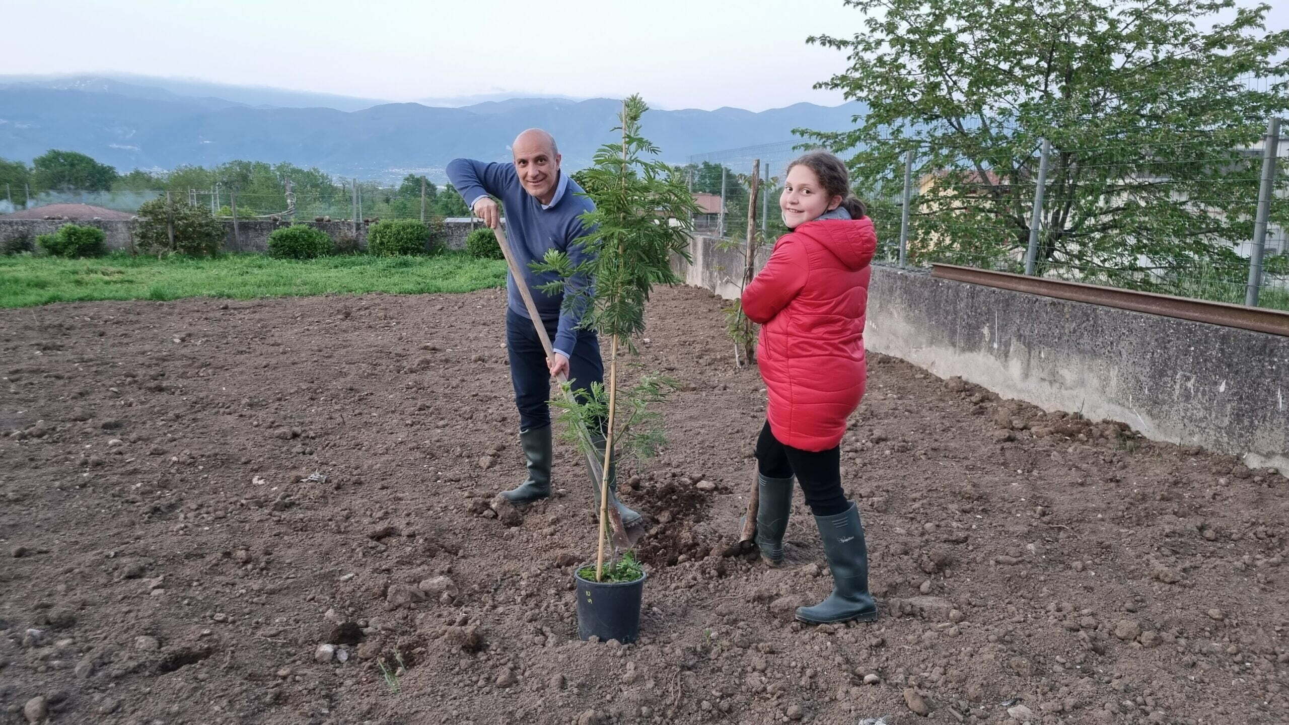 Remigio e Francesca piantano mimosa