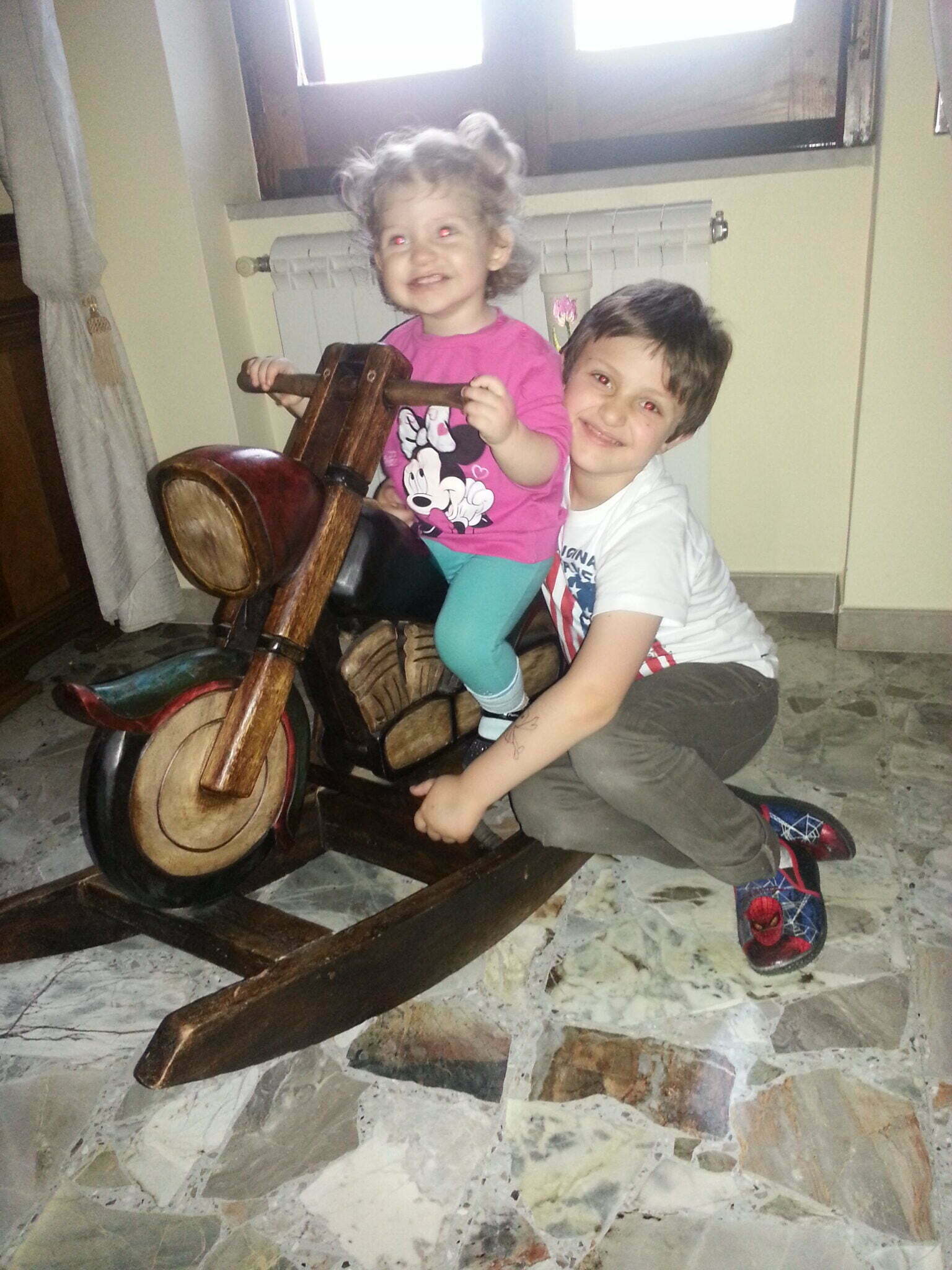 Eugenio e Francesca sulla moto di legno