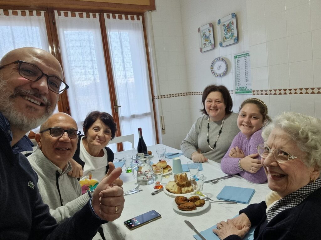 foto di famiglia con nonna Rosa, Roberto, Eva, Giuseppina, Francesca e Remigio