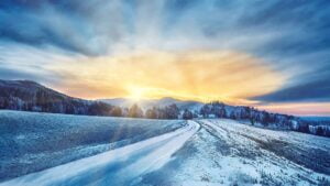 paesaggio invernale con colori giallo blu