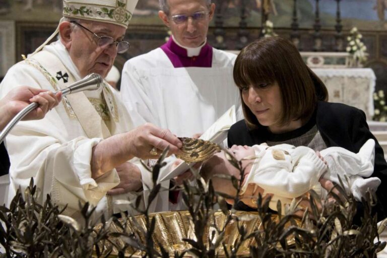 Papa Francesco battezza neonati_2