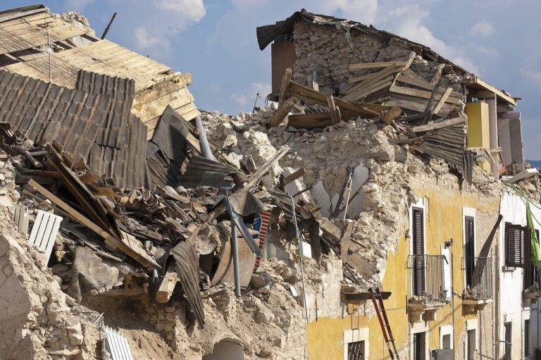 terremoto, casa crollata