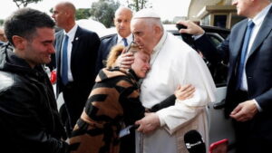 Papa Francesco saluta i genitori della piccola Angelica