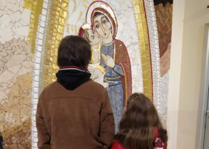 Eugenio e Francesca avanti al mosaico della Madonna al Gemelli