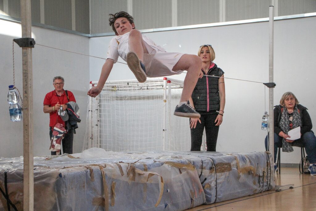 Eugenio impegnato al salto in alto con la sua coach Monica Riccio