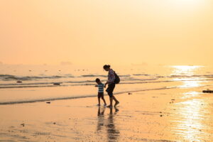 mamma e figlio al mare, tramonto