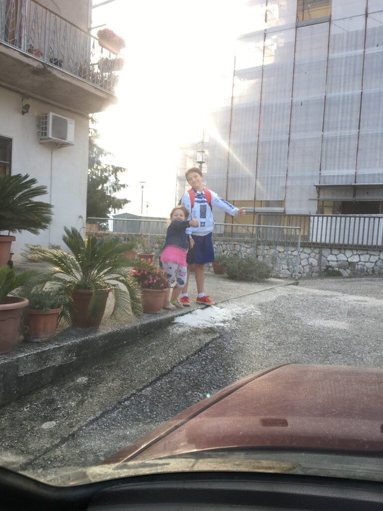 Eugenio e Francesca chiedono passaggio per la scuola