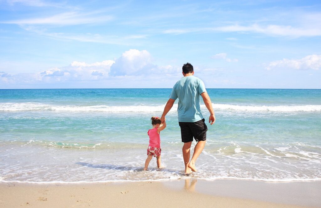 padre e figlio al mare