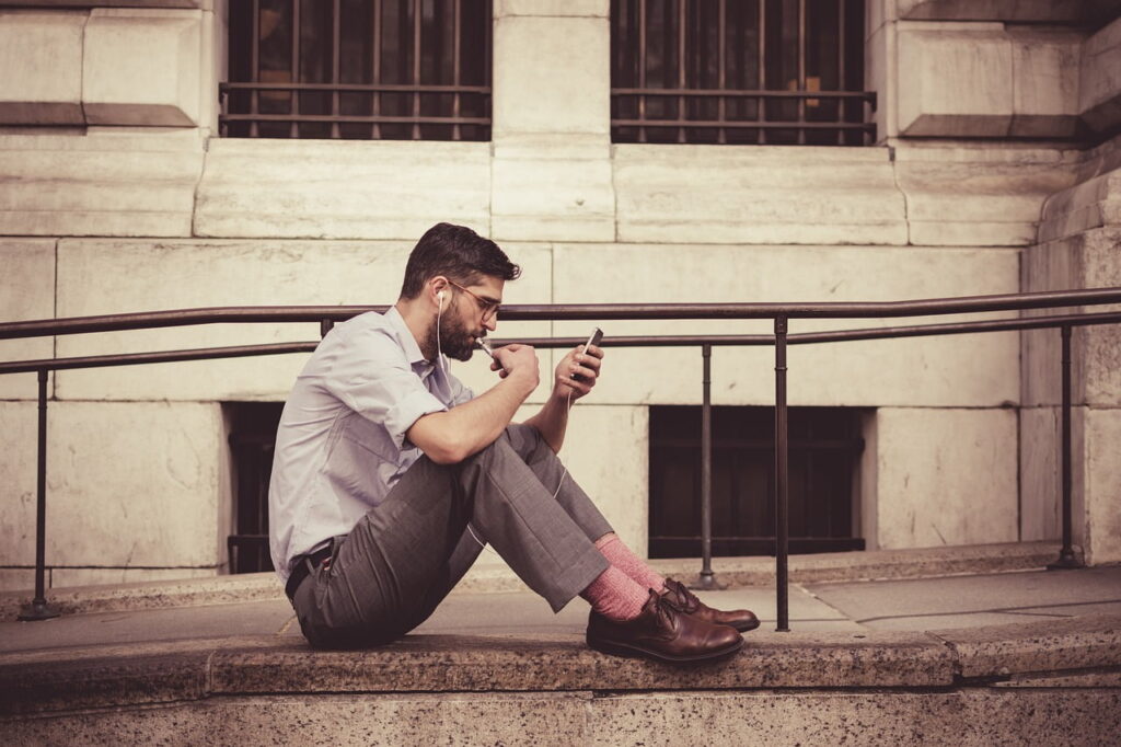 ragazzo con lo smartphone