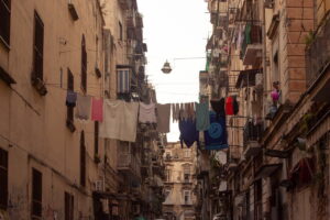 panni stesi nelle vie di napoli