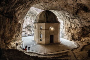 tempio scavato nella pietra