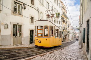 tram a lisbona, portogallo