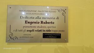 targa in memoria di Eugenio affissa nella palestra solastica