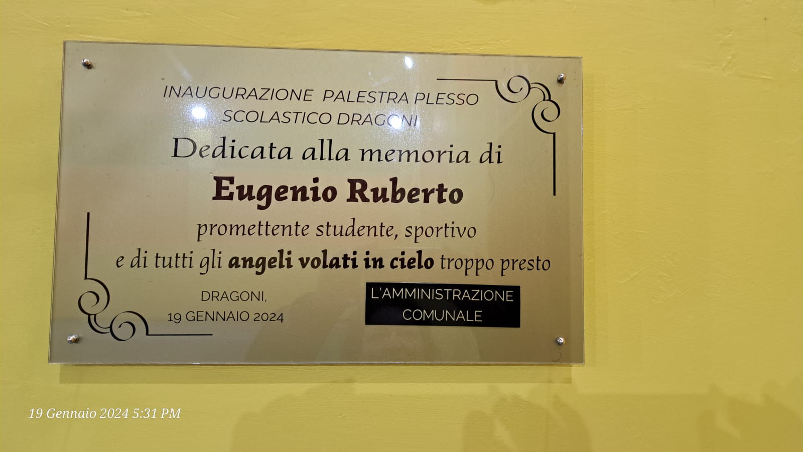 targa in memoria di Eugenio affissa nella palestra solastica