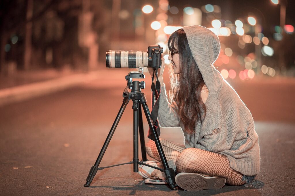 fotografa, ragazza che fotografa sul cavalletto