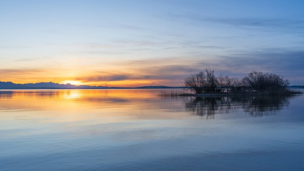 tramonto sul lago