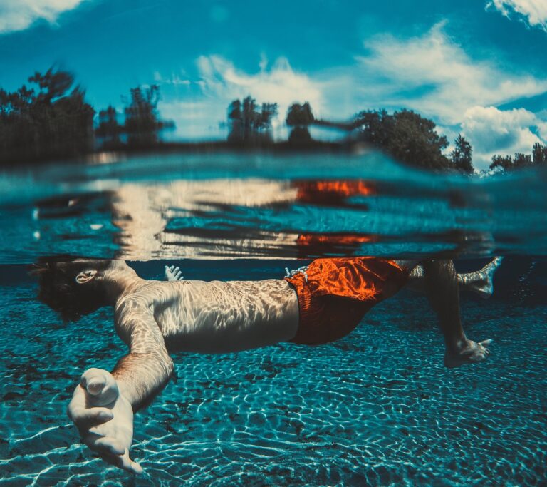 uomo galleggia in piscina