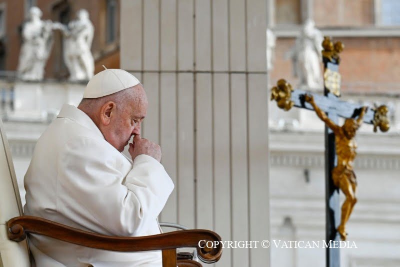 Papa Francesco con il Crocifisso