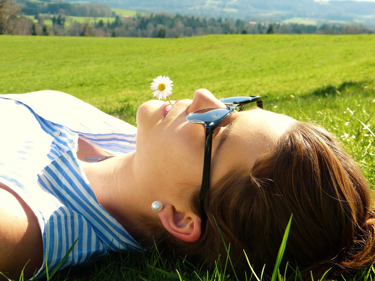 young woman, meadow, lie, gioia, donna sul prato