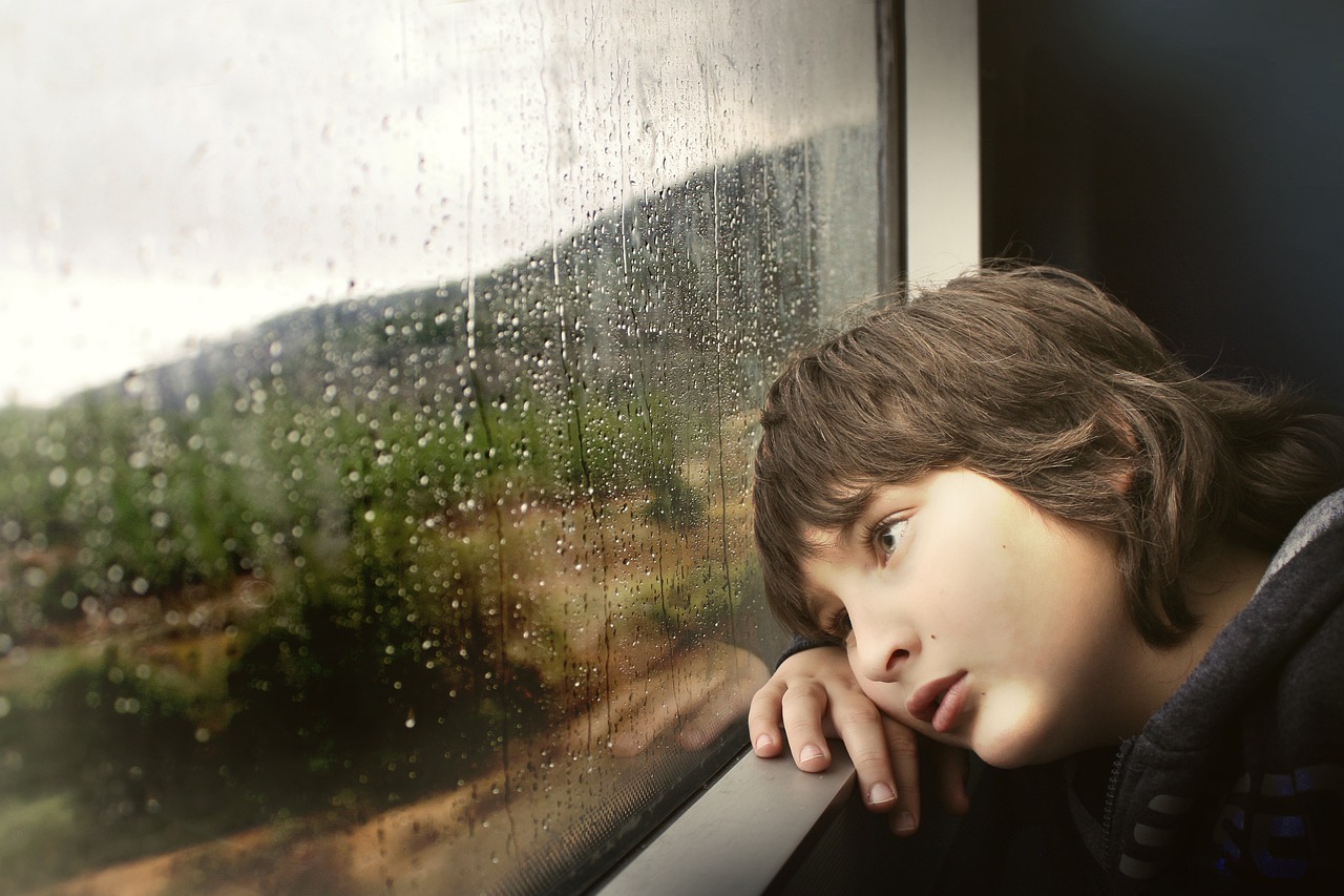 little boy, window, waiting, adolescente stanco e deluso