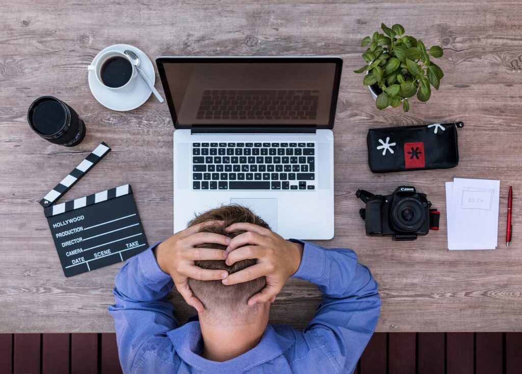 uomo disperato al pc