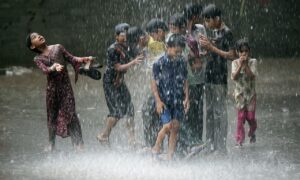 rain, children, joy, bambini giocano sotto la pioggia