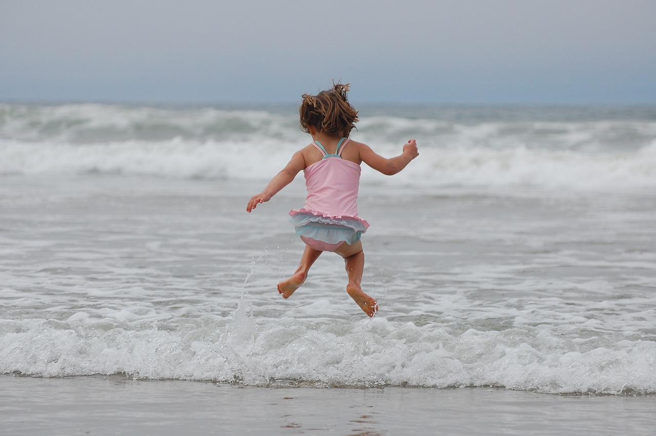 girl, beach, jump, bimba che salta sul mare