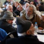 mensa dei poveri, banchetto con homeless