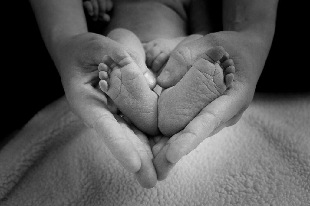 baby feet, heart, love, cuore da bambino, mani a cuore