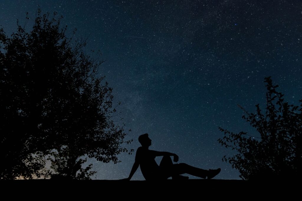 man, night, night sky, uomo guarda le stelle