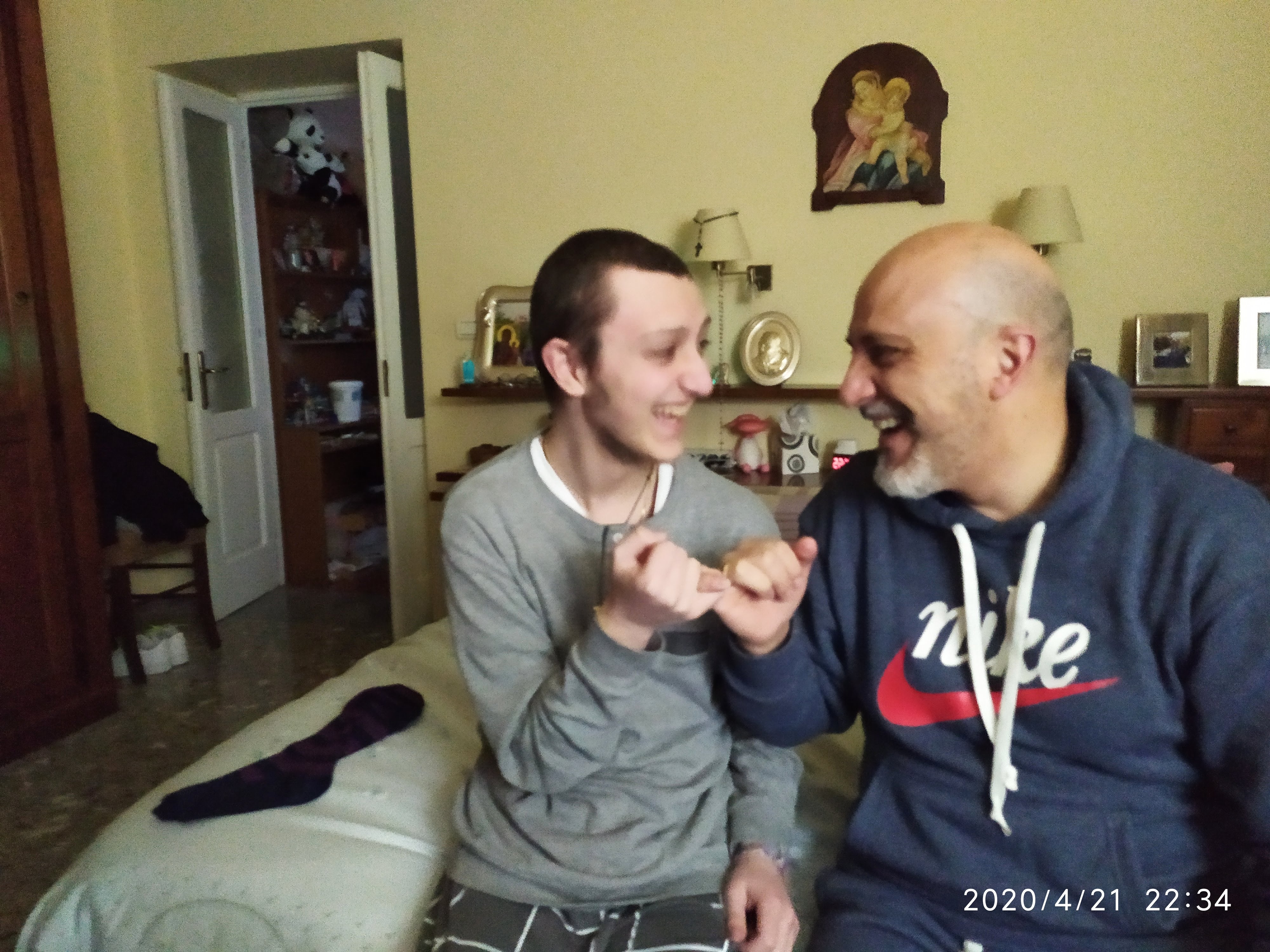 Eugenio e Remigio in camera da letto mentre giocano