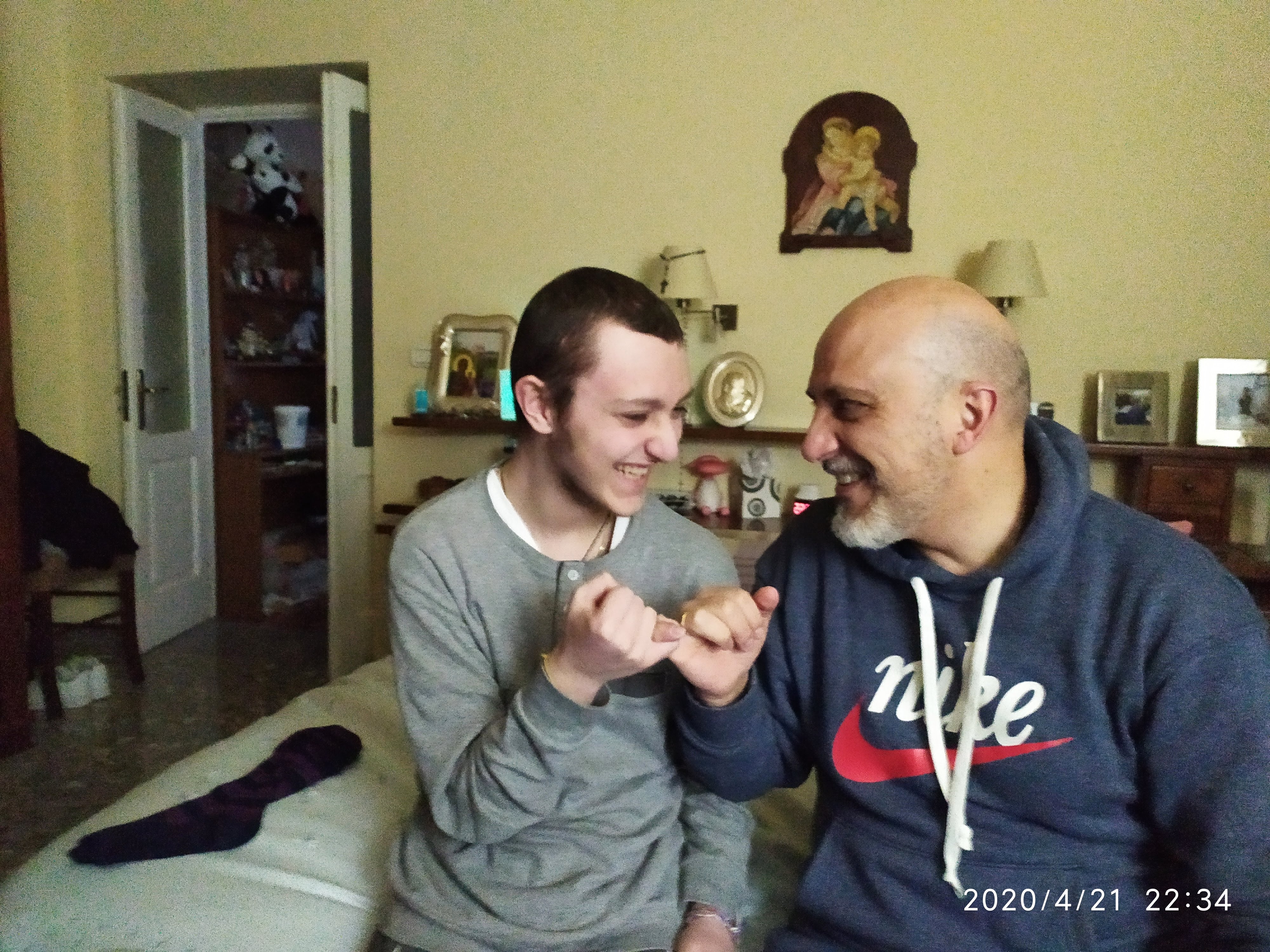 Eugenio e Remigio in camera da letto mentre giocano