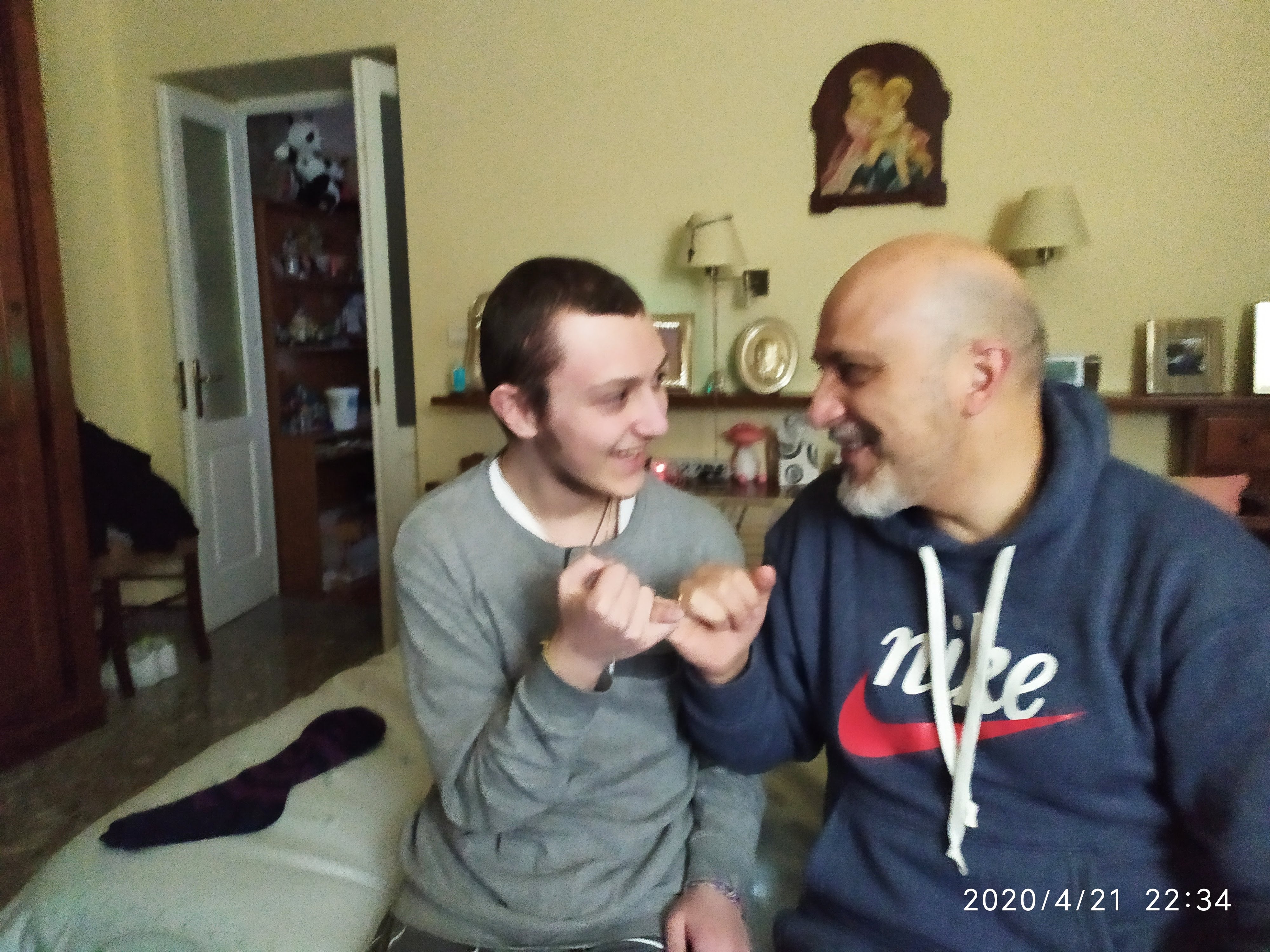 Eugenio e Remigio in camera da letto mentre giocano