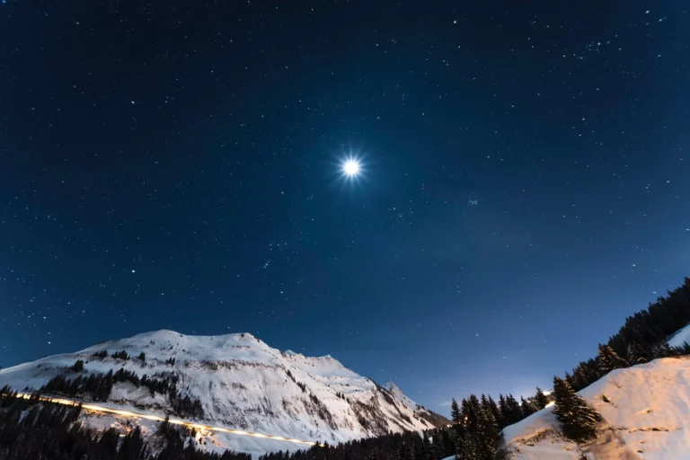 una stella brilla nel cielo