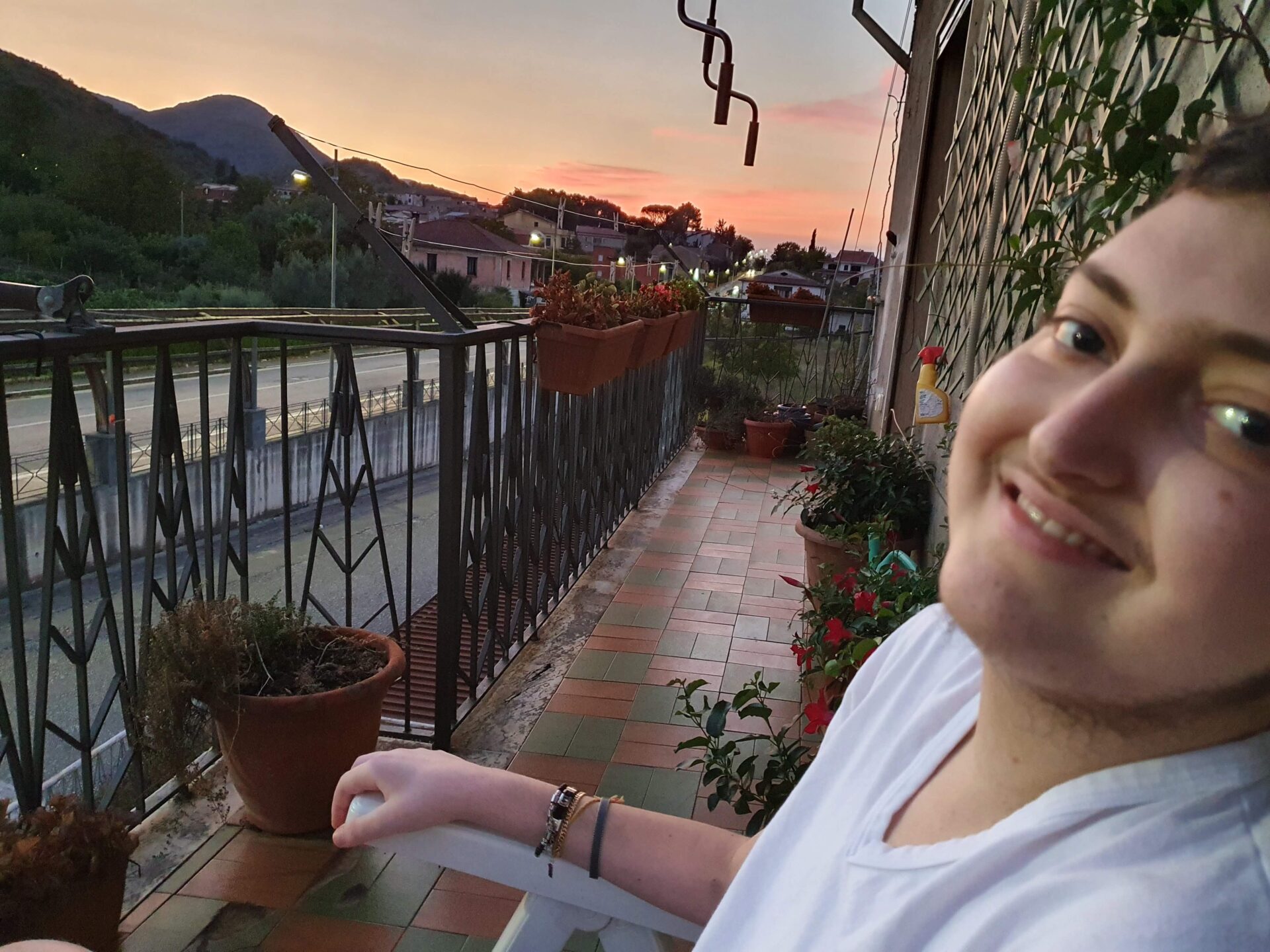 Eugenio al tramonto sul balcone