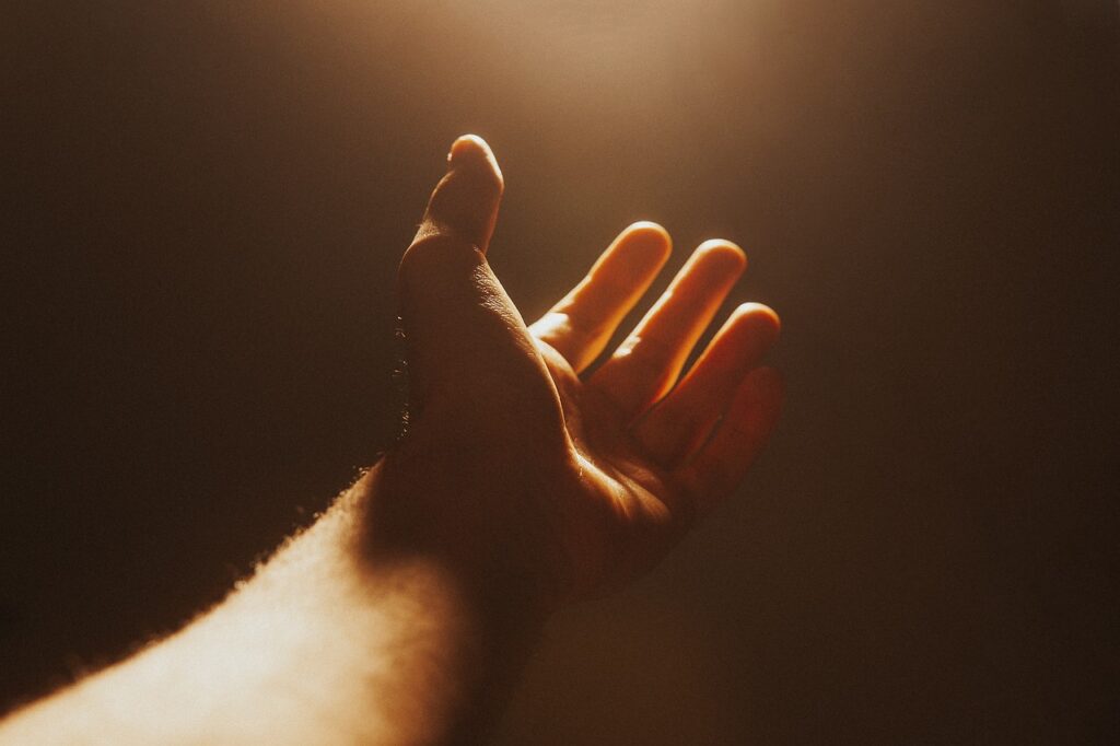 hand, freedom, worship, mano tesa verso la luce