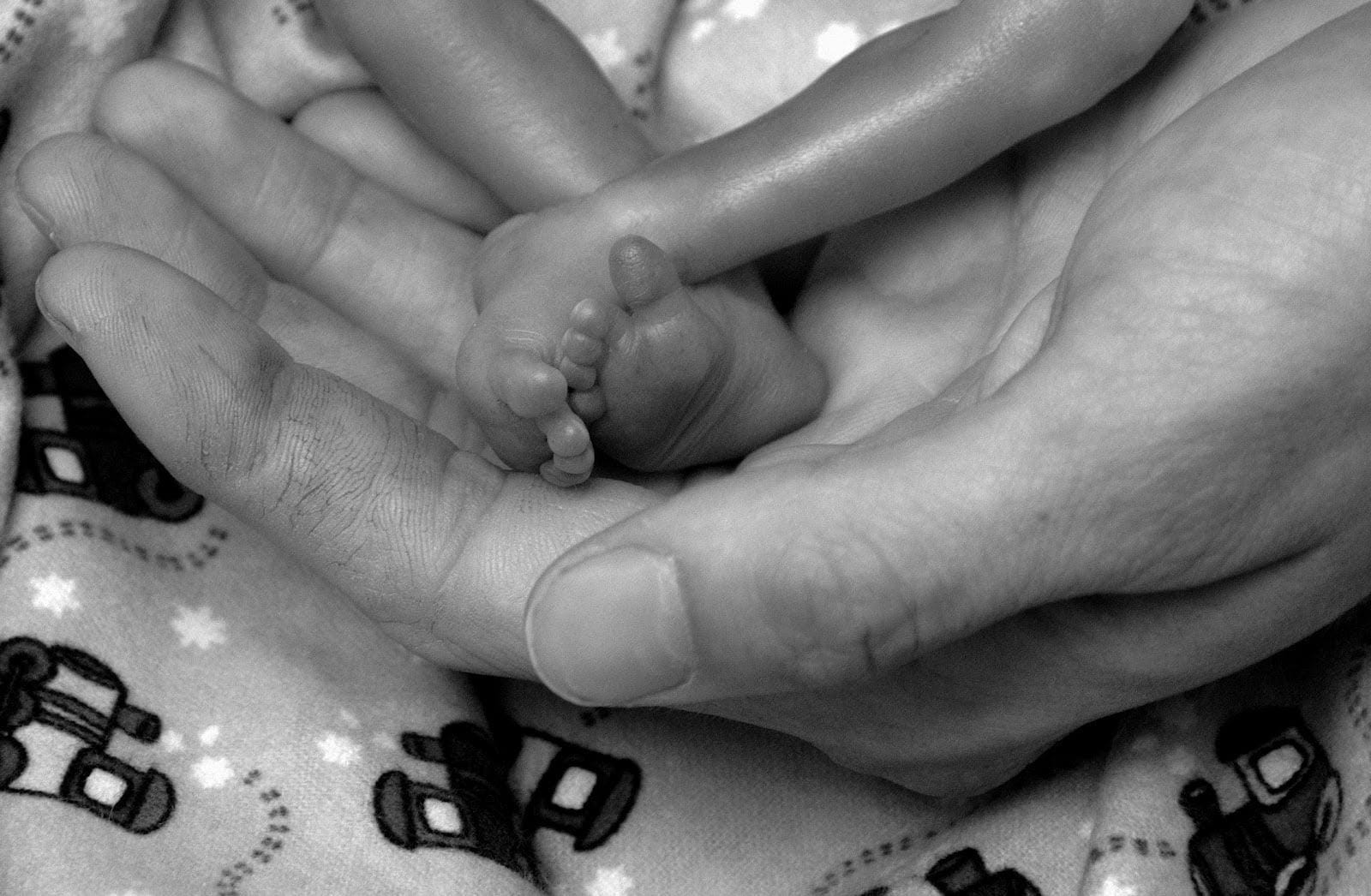 neonato fra le mani del padre