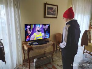 Eugenio guarda in tv i Los Angeles Lakers