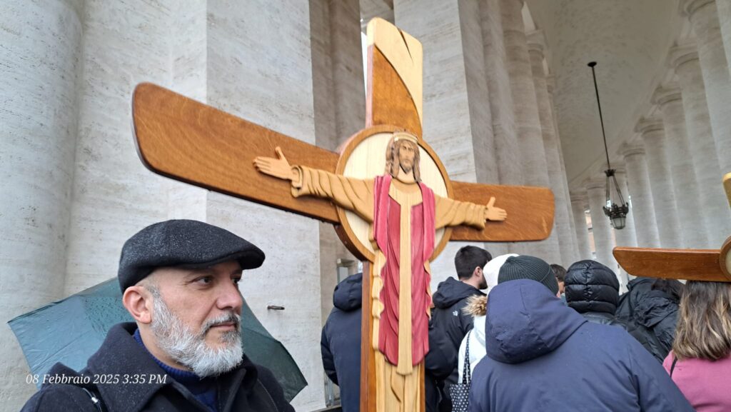 con la Croce sotto il colonnato di San Pietro