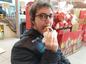 Eugenio mangia cornetto al cioccolato alla stazione Casilina