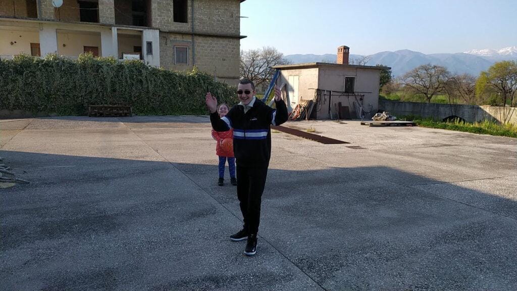 Eugenio gioca a basket dietro casa