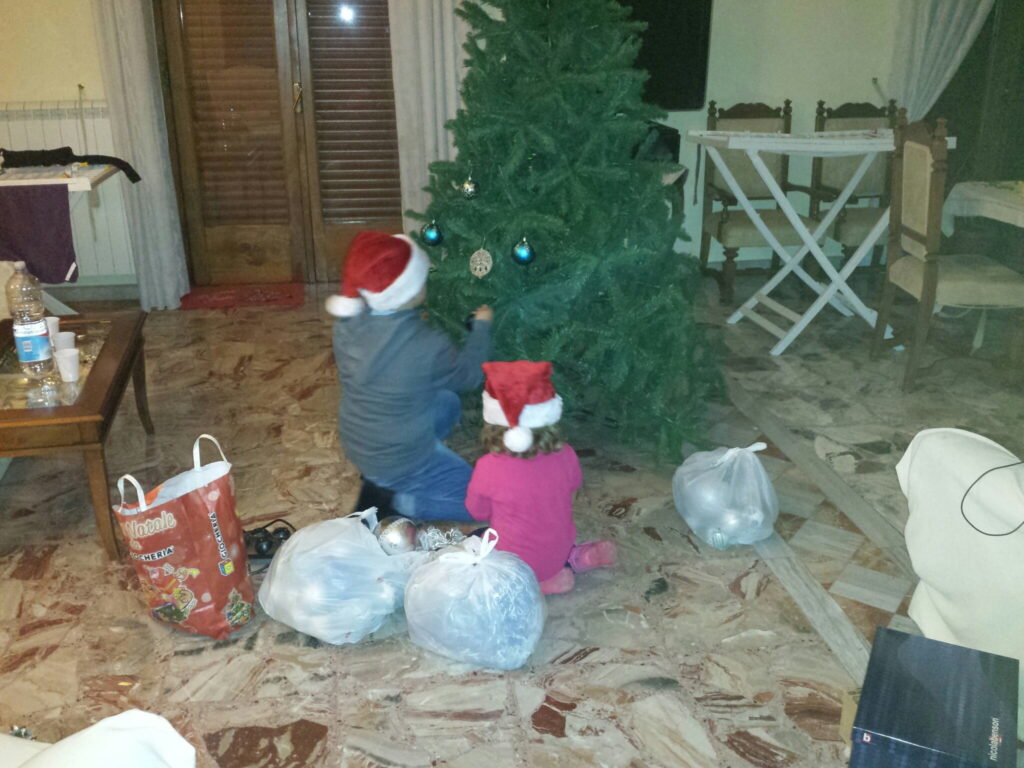 Eugenio e Francesca vicino all'albero di natale