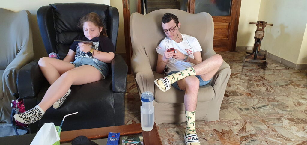 Eugenio e Francesca sul divano con smartphone