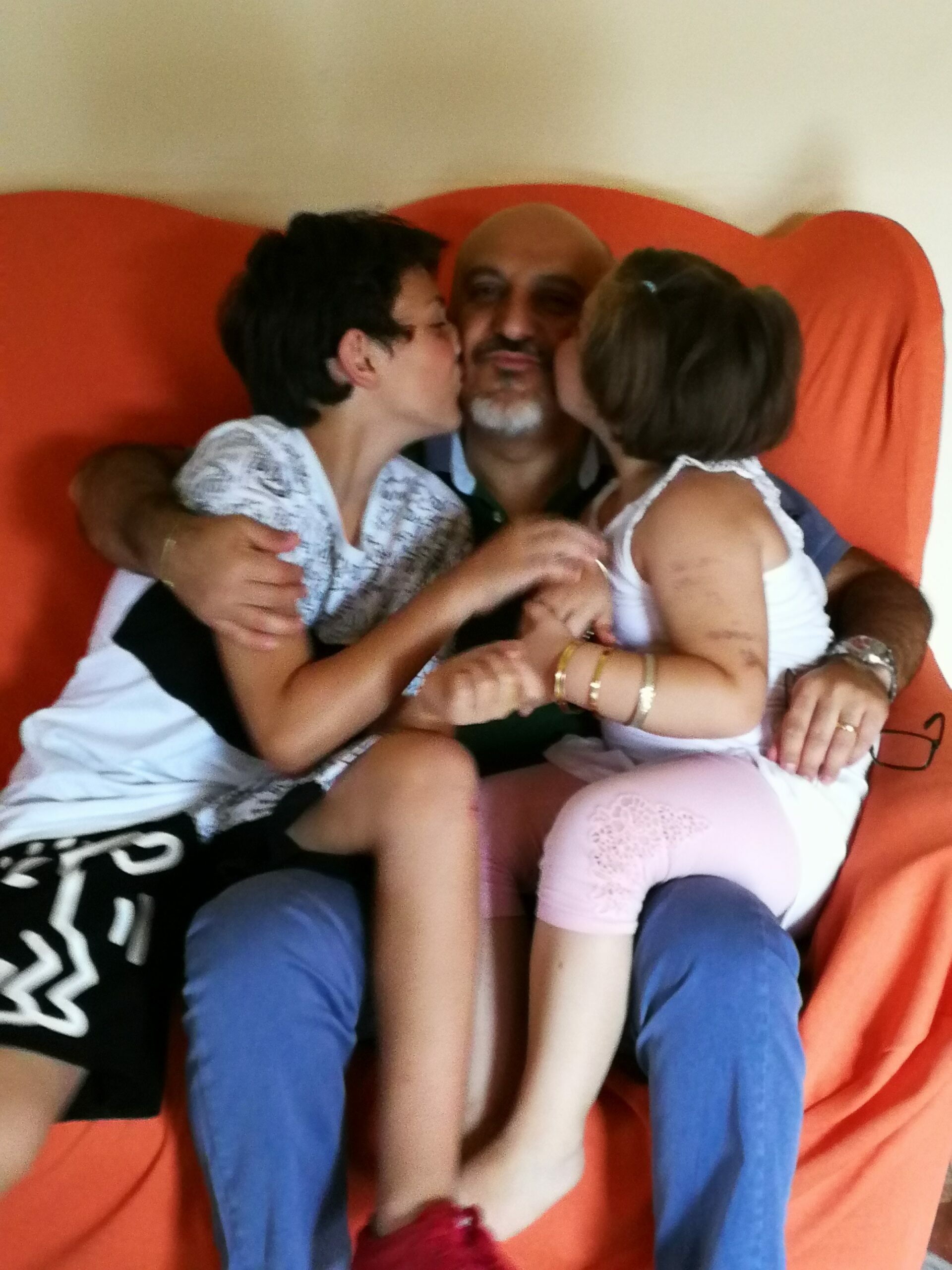 papà, eugenio e francesca sul divano