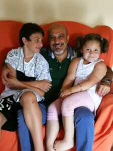 papà, eugenio e francesca sul divano