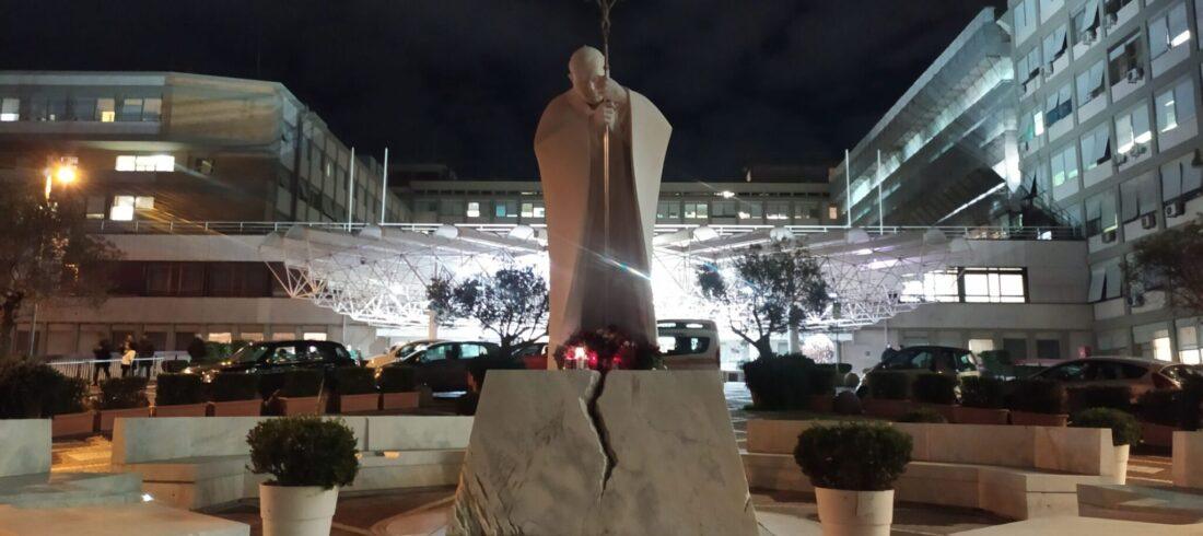 piazzale Gemelli di notte