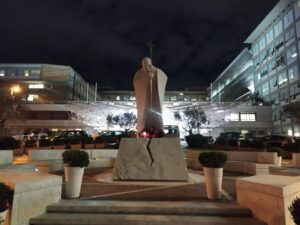 piazzale Gemelli di notte