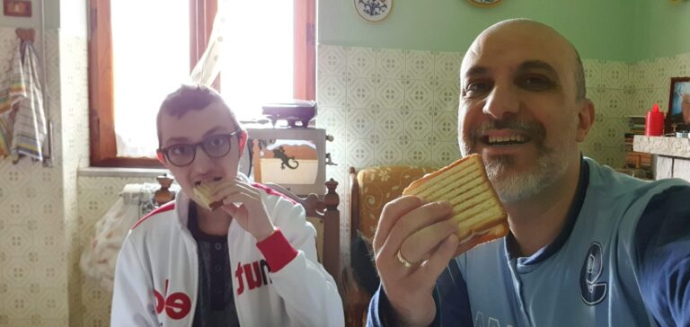 Eugenio e Remigio mangiano il toast