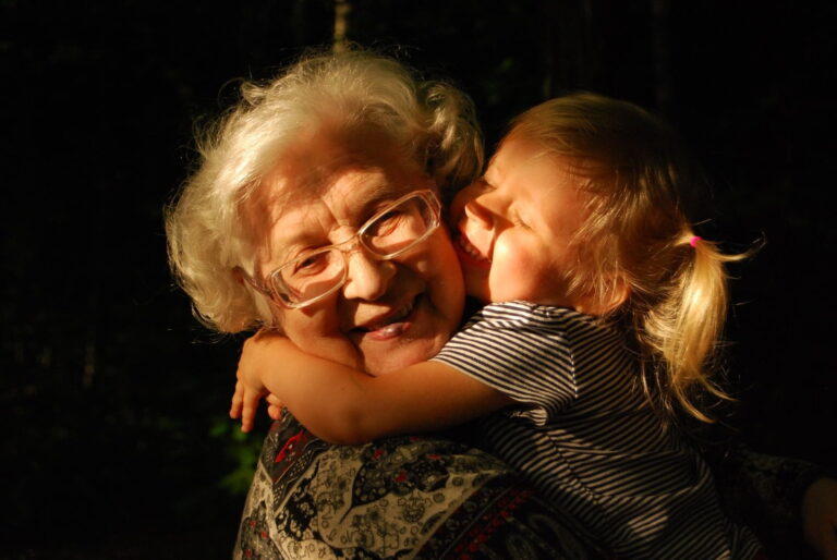 bimba abbraccia la nonna