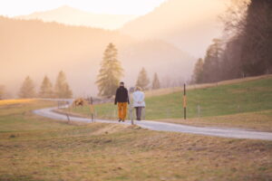 persone camminano